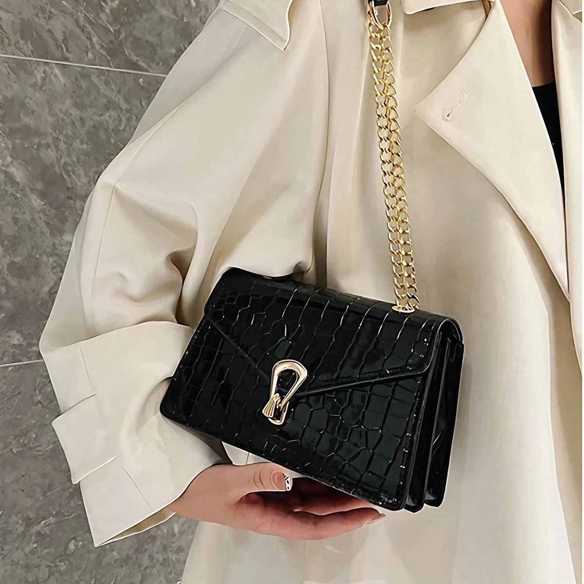 Sac bandoulière femme effet croco, forme allongée, six coloris, noir