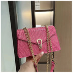 Sac bandoulière femme effet croco, forme allongée, six coloris, rouge
