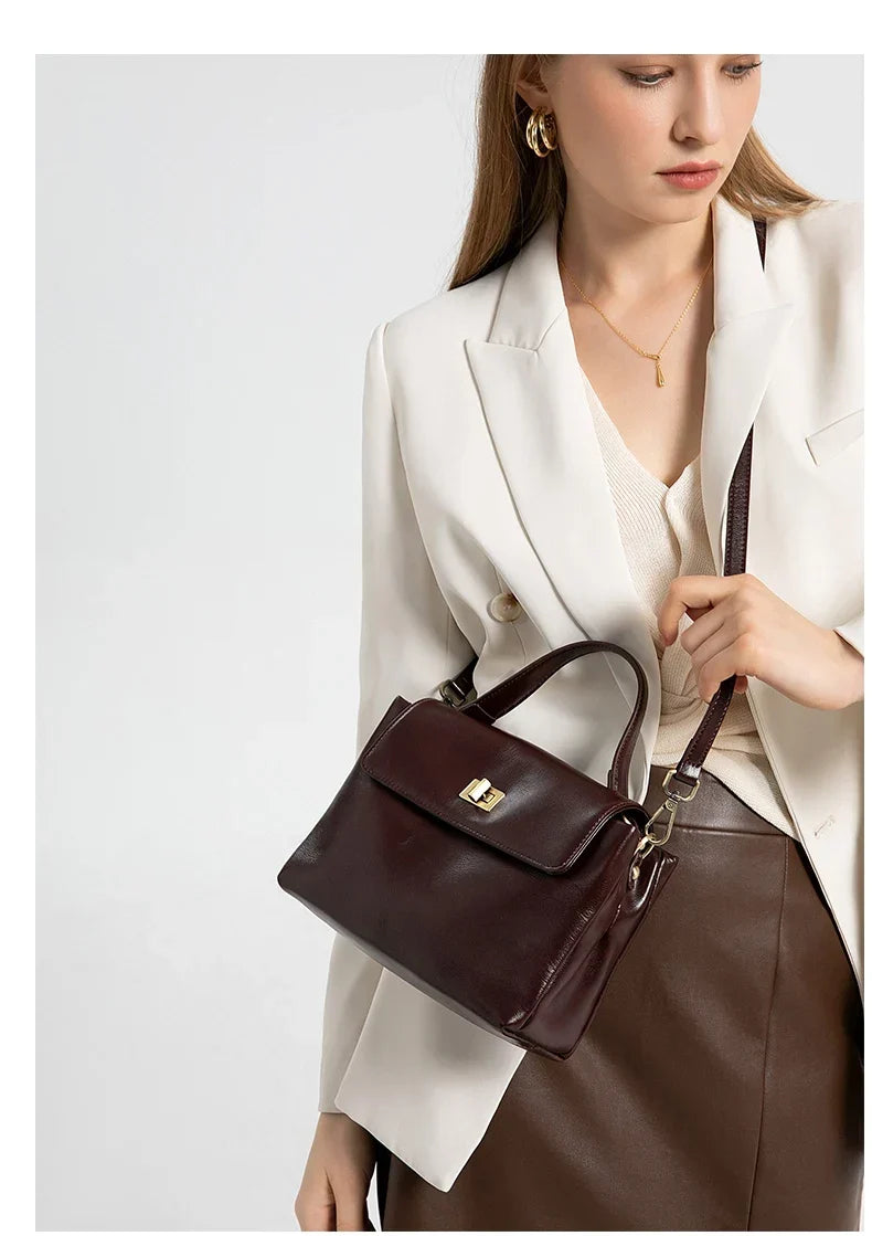 Petit sac cabas femme à rabat et loquet métal, en similicuir