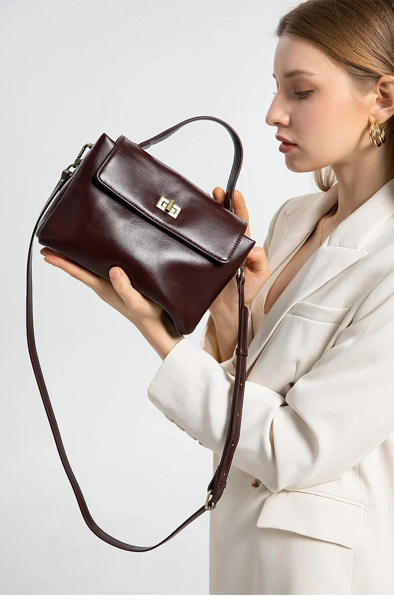 Petit sac cabas femme à rabat et loquet métal, en similicuir