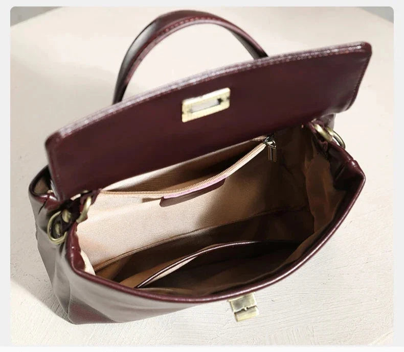 Petit sac cabas femme à rabat et loquet métal, en similicuir