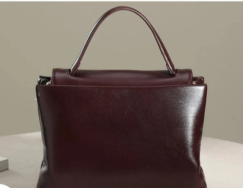 Petit sac cabas femme à rabat et loquet métal, en similicuir