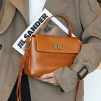 Petit sac cabas femme à rabat et loquet métal, en similicuir, camel