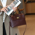 Petit sac cabas femme à rabat et loquet métal, en similicuir, bordeaux foncé