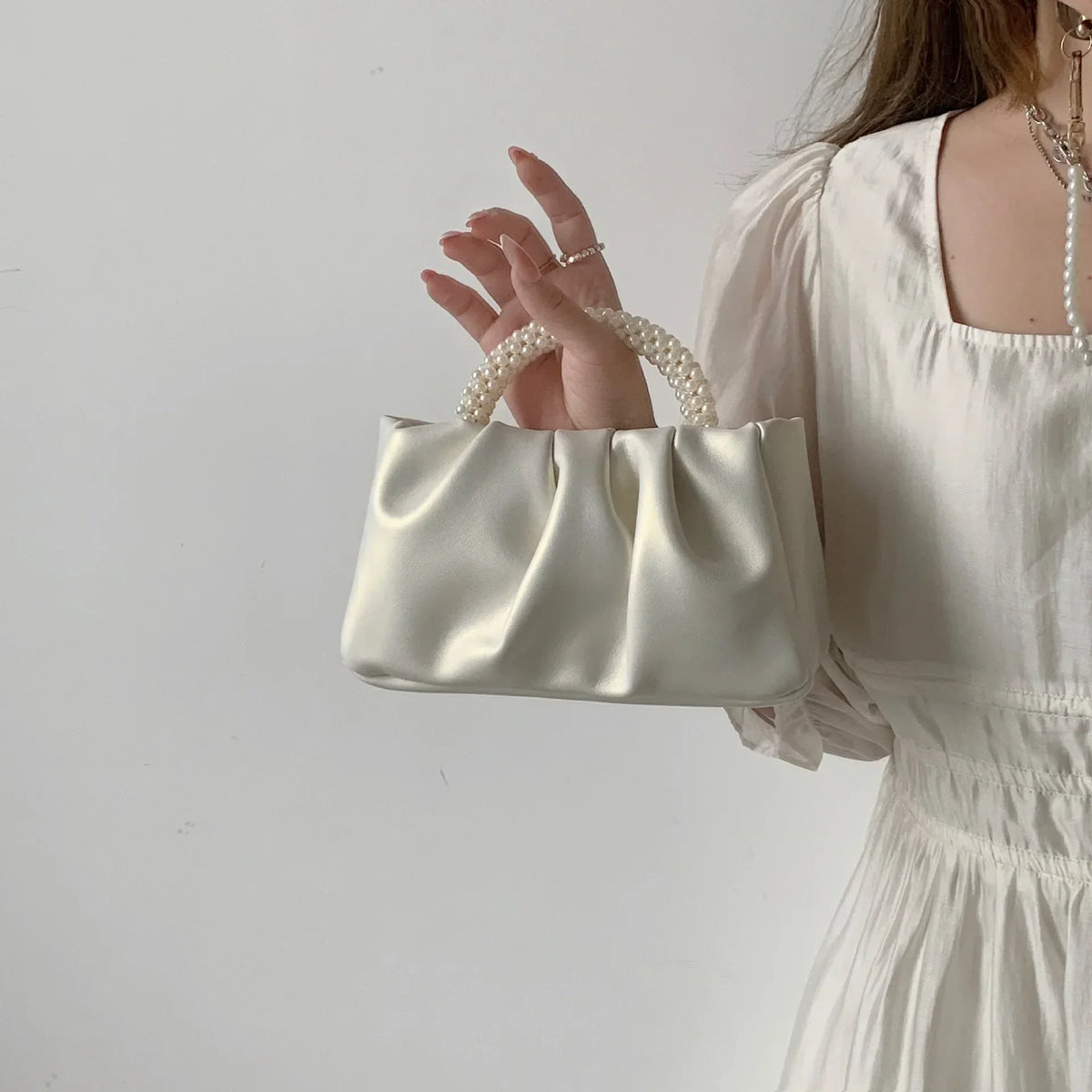 Sac de soirée femme plissé, poignée ornée de perles, 20 x 10 cm, écru