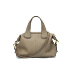 Sac bandoulière femme en cuir grainé, anses courtes, deux sangles, gris et beige