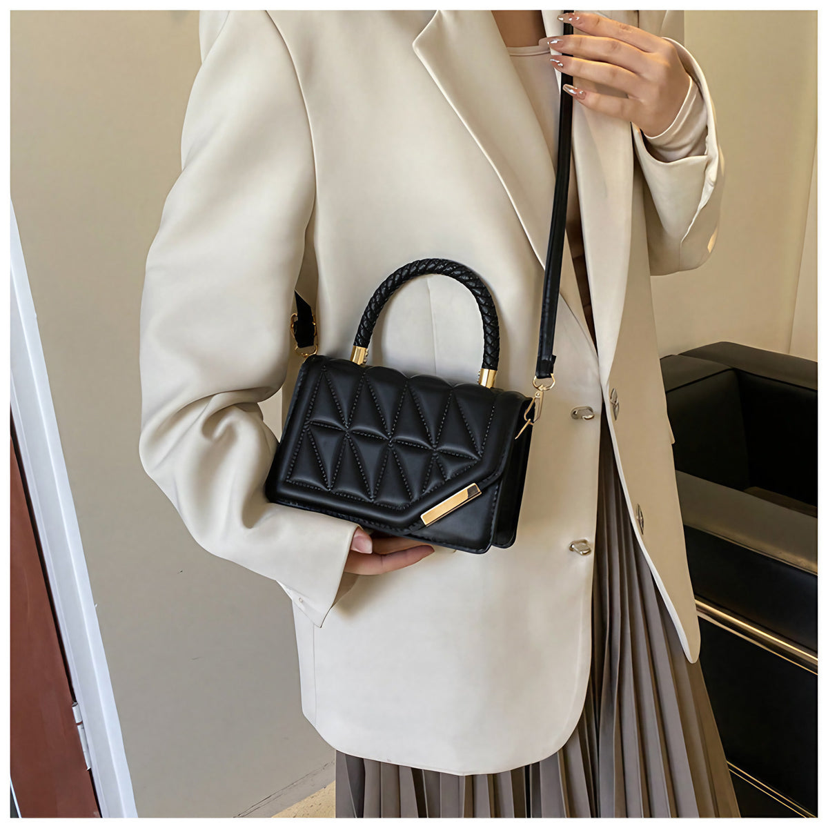 Petit sac carré noir femme à rabat matelassé, détails dorés