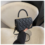 Petit sac carré noir femme à rabat matelassé, détails dorés
