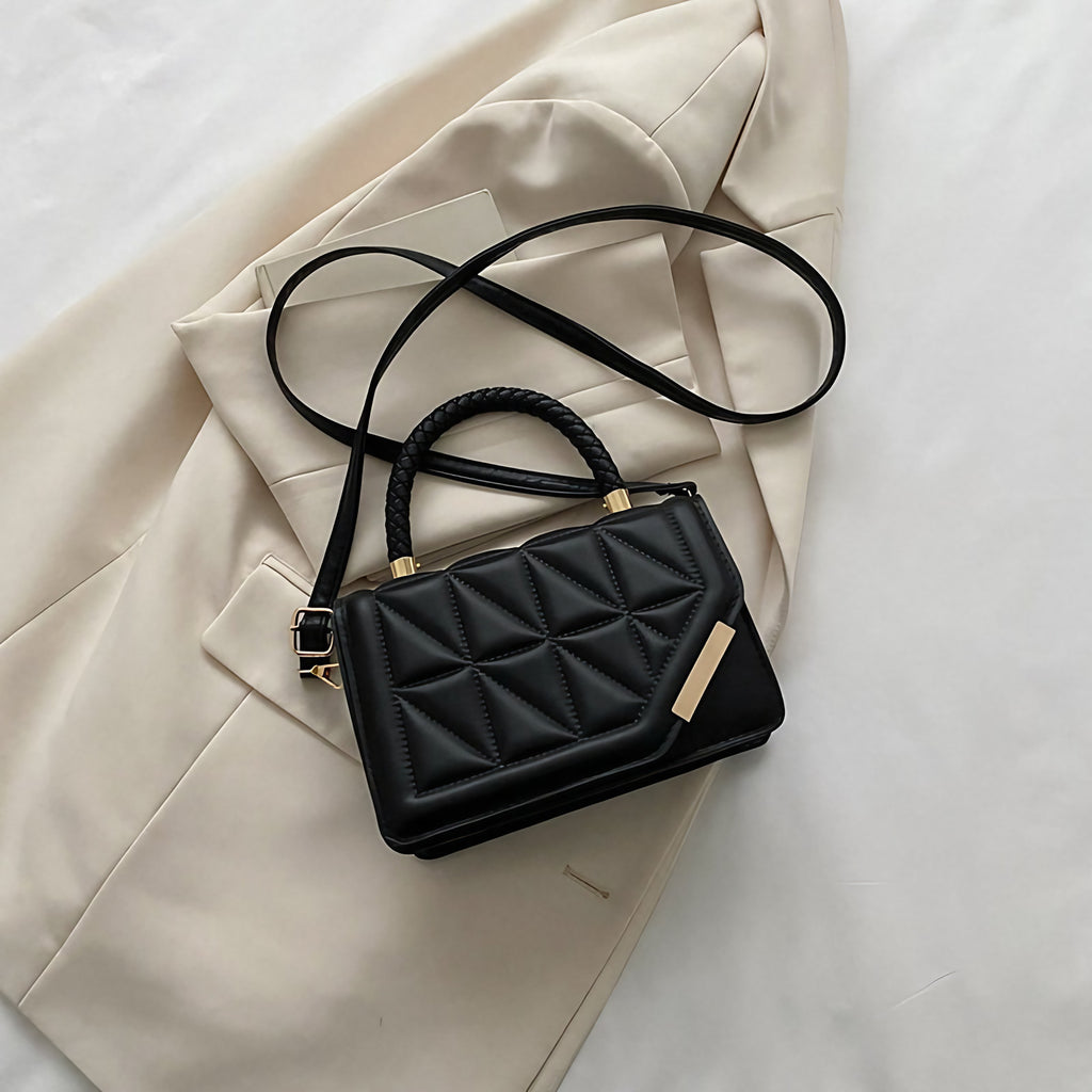 Petit sac carré noir femme à rabat matelassé, détails dorés, noir