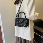 Petit sac carré noir femme à rabat matelassé, détails dorés