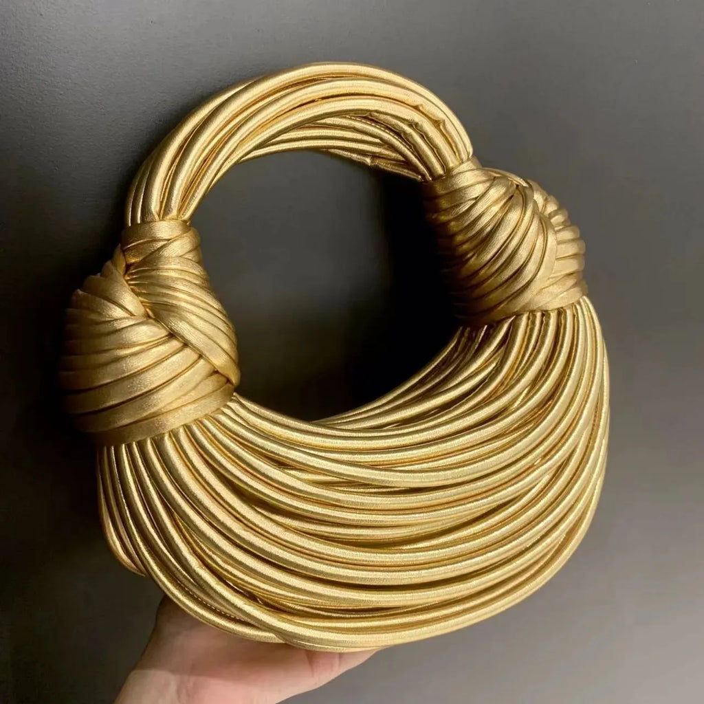 Petit sac doré femme en demi-lune, lanières tressées
