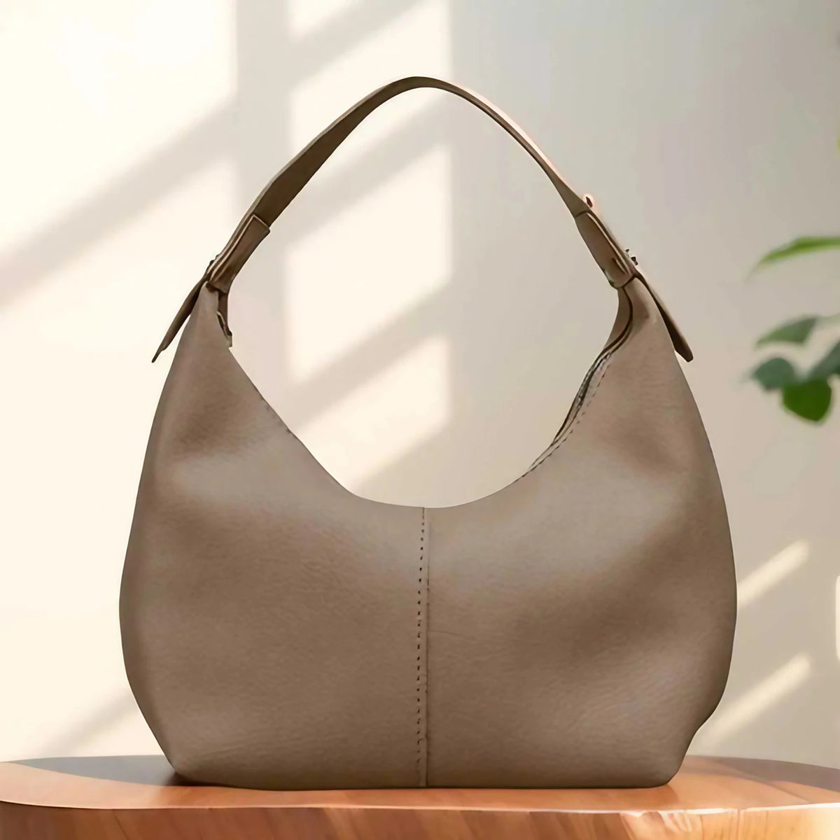 Petit sac porté épaule femme, forme arrondie, similicuir retourné, beige