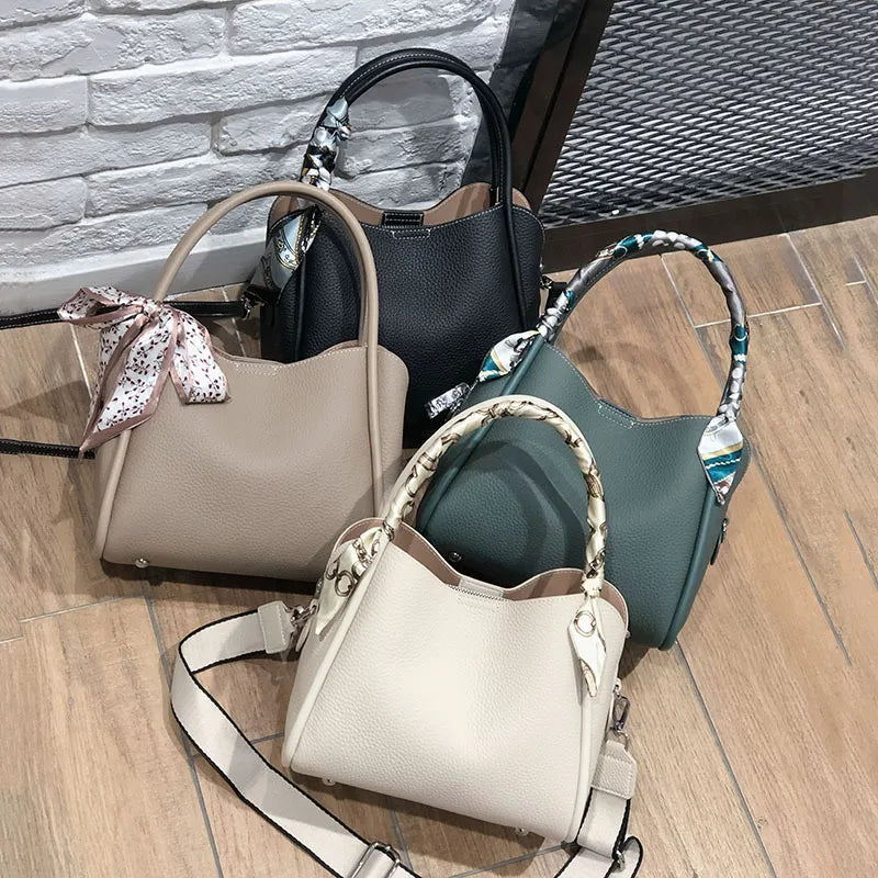 Petit sac à main femme en cuir grainé, 21 x 19 cm, bandoulière