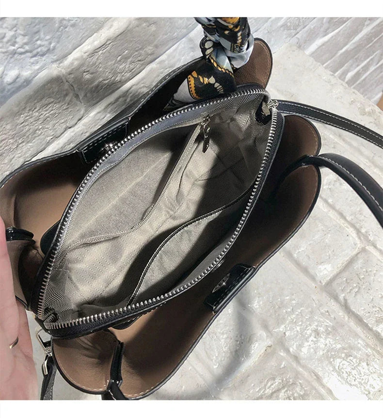 Petit sac à main femme en cuir grainé, 21 x 19 cm, bandoulière