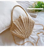 Sac à main femme en paille forme coquillage, chaîne dorée, crème