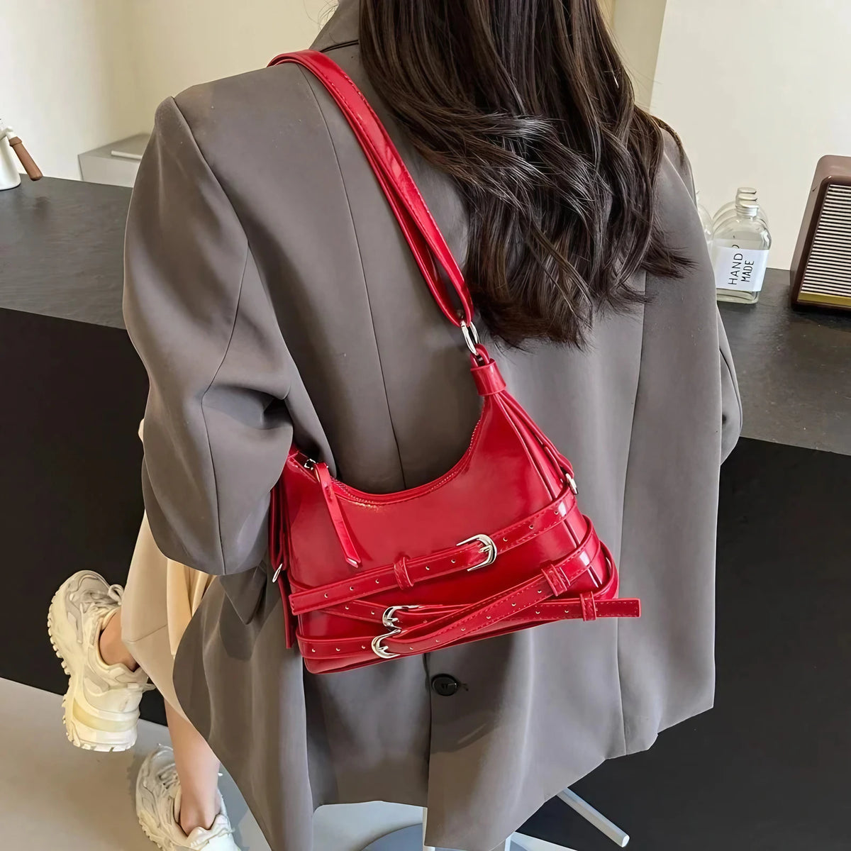 Petit sac trapèze femme en similicuir lisse, style rock