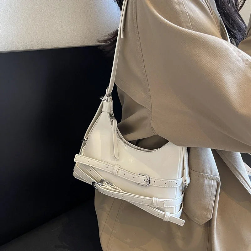 Petit sac trapèze femme en similicuir lisse, style rock