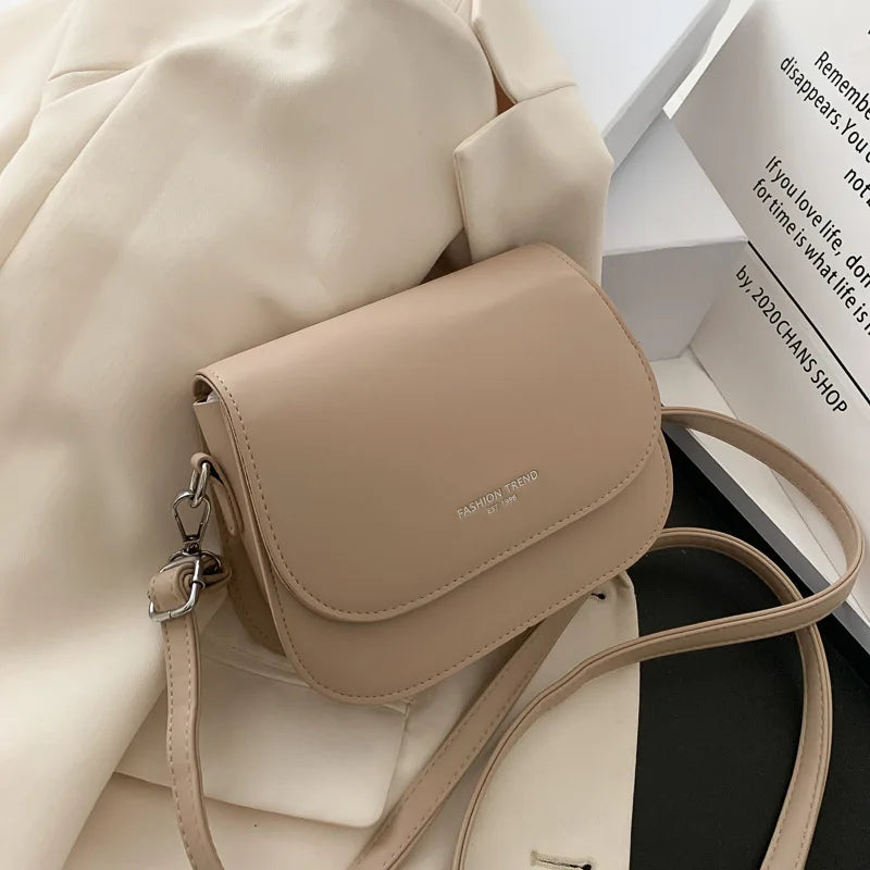 Petit sac bandoulière fille et femme à rabat, similicuir, 17 x 13 cm, beige