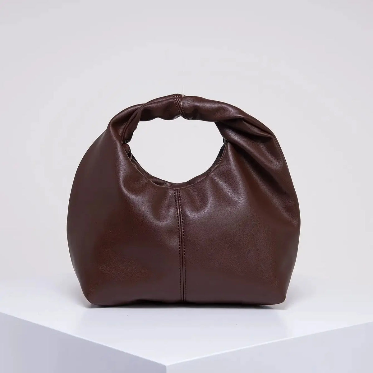 Petit sac à main femme arrondi, anse à maillons dorés, chocolat