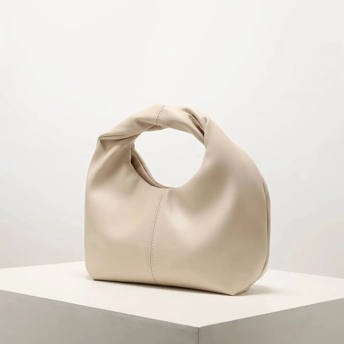 Petit sac à main femme arrondi, anse à maillons dorés