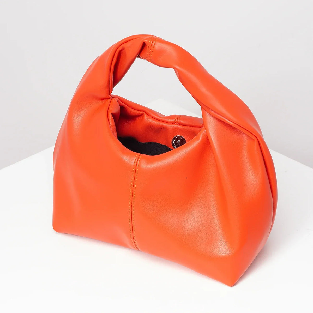 Petit sac à main femme arrondi, anse à maillons dorés