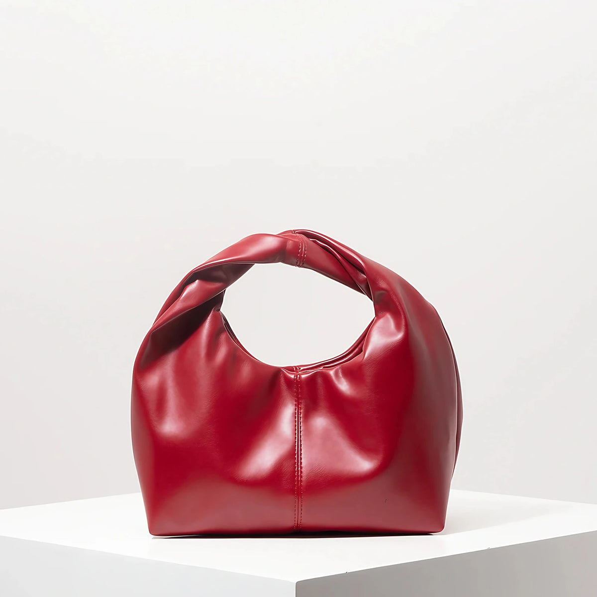 Petit sac à main femme arrondi, anse à maillons dorés, rouge