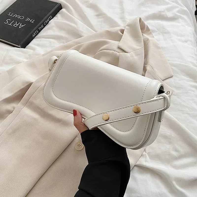 Petit sac femme à rabat aimanté en similicuir lisse, 21 x 12 cm, blanc
