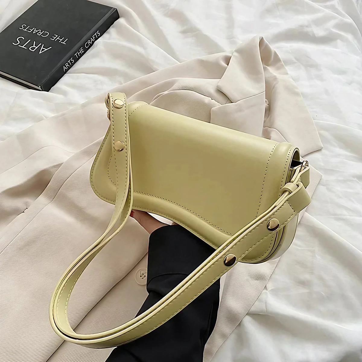 Petit sac femme à rabat aimanté en similicuir lisse, 21 x 12 cm, jaune