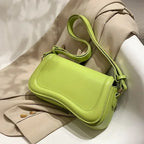 Petit sac femme à rabat aimanté en similicuir lisse, 21 x 12 cm