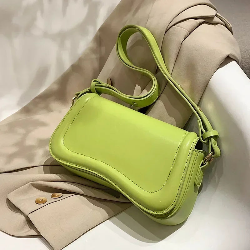 Petit sac femme à rabat aimanté en similicuir lisse, 21 x 12 cm