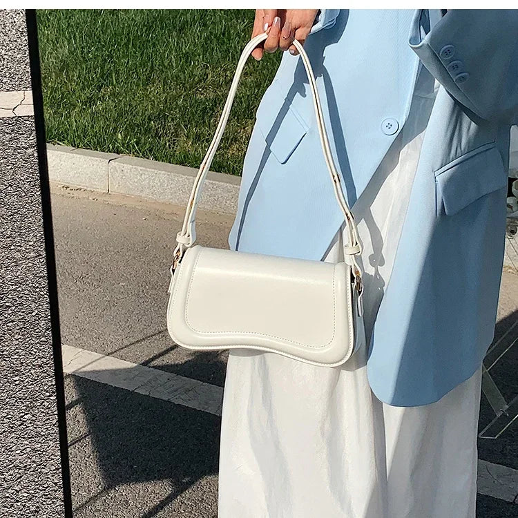 Petit sac femme à rabat aimanté en similicuir lisse, 21 x 12 cm