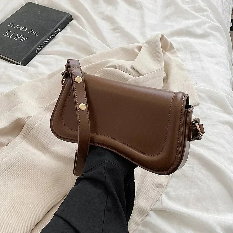Petit sac femme à rabat aimanté en similicuir lisse, 21 x 12 cm, marron