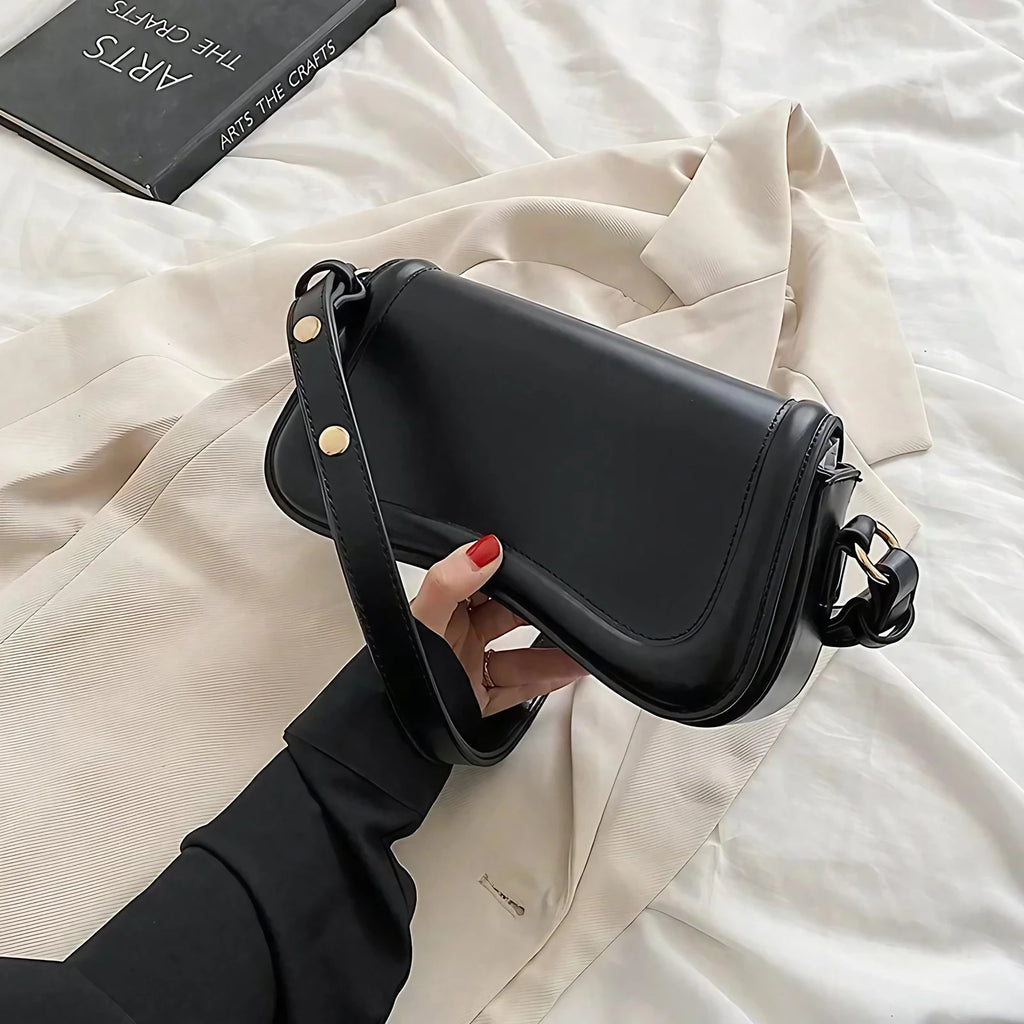 Petit sac femme à rabat aimanté en similicuir lisse, 21 x 12 cm, noir