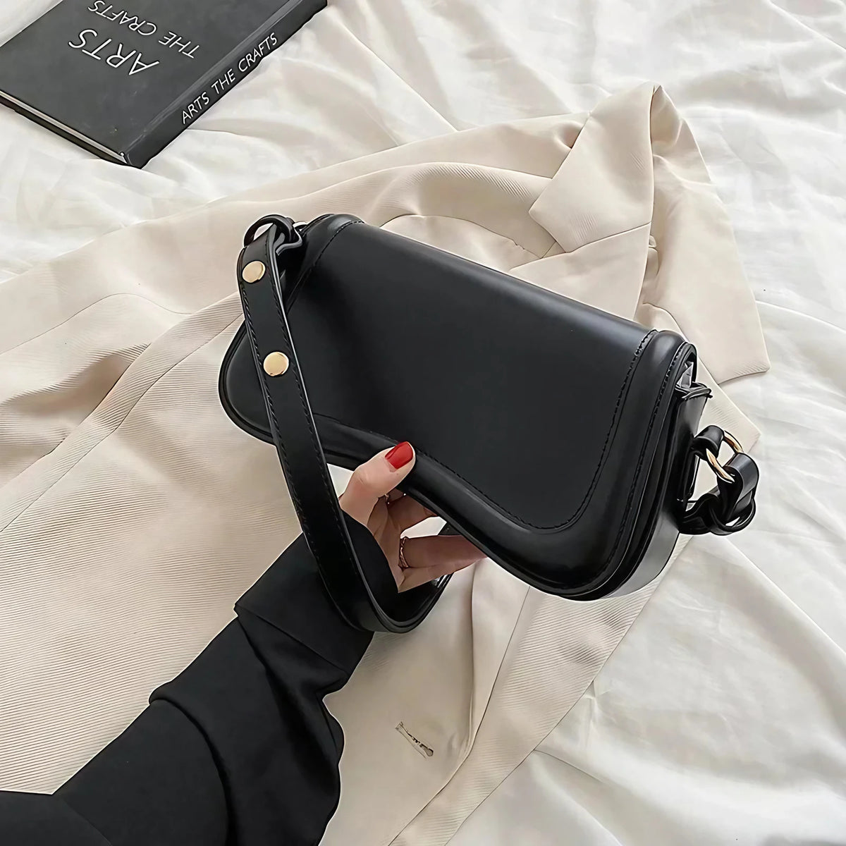 Petit sac femme à rabat aimanté en similicuir lisse, 21 x 12 cm, noir