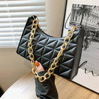 Petit sac demi-lune noir femme à grosse chaîne dorée, noir