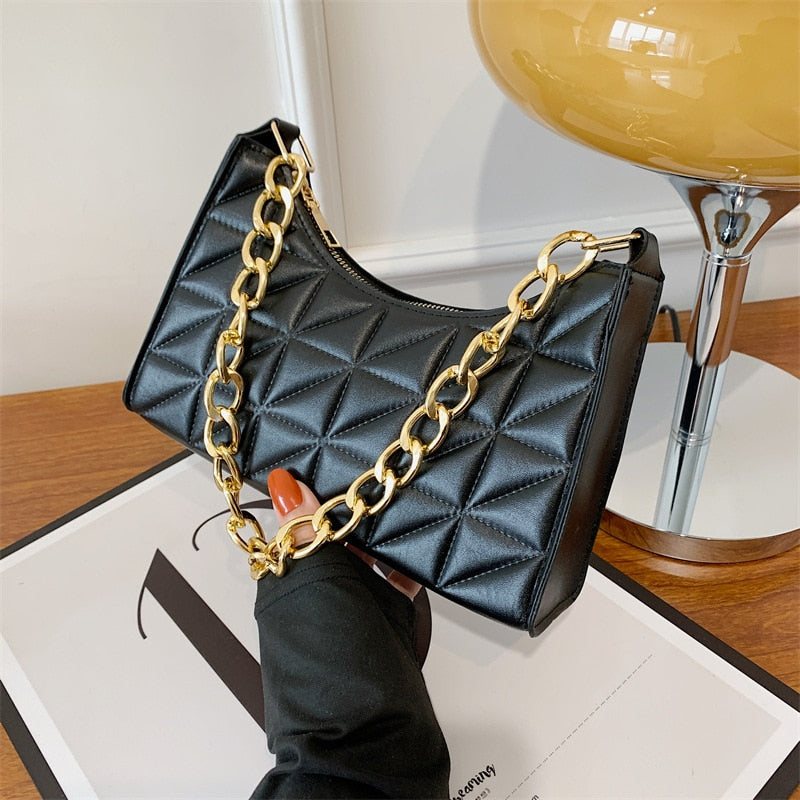 Petit sac demi-lune noir femme à grosse chaîne dorée