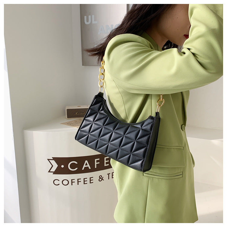 Petit sac demi-lune noir femme à grosse chaîne dorée