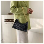 Petit sac demi-lune noir femme à grosse chaîne dorée