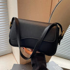 Petit sac noir femme à rabat asymétrique, similicuir