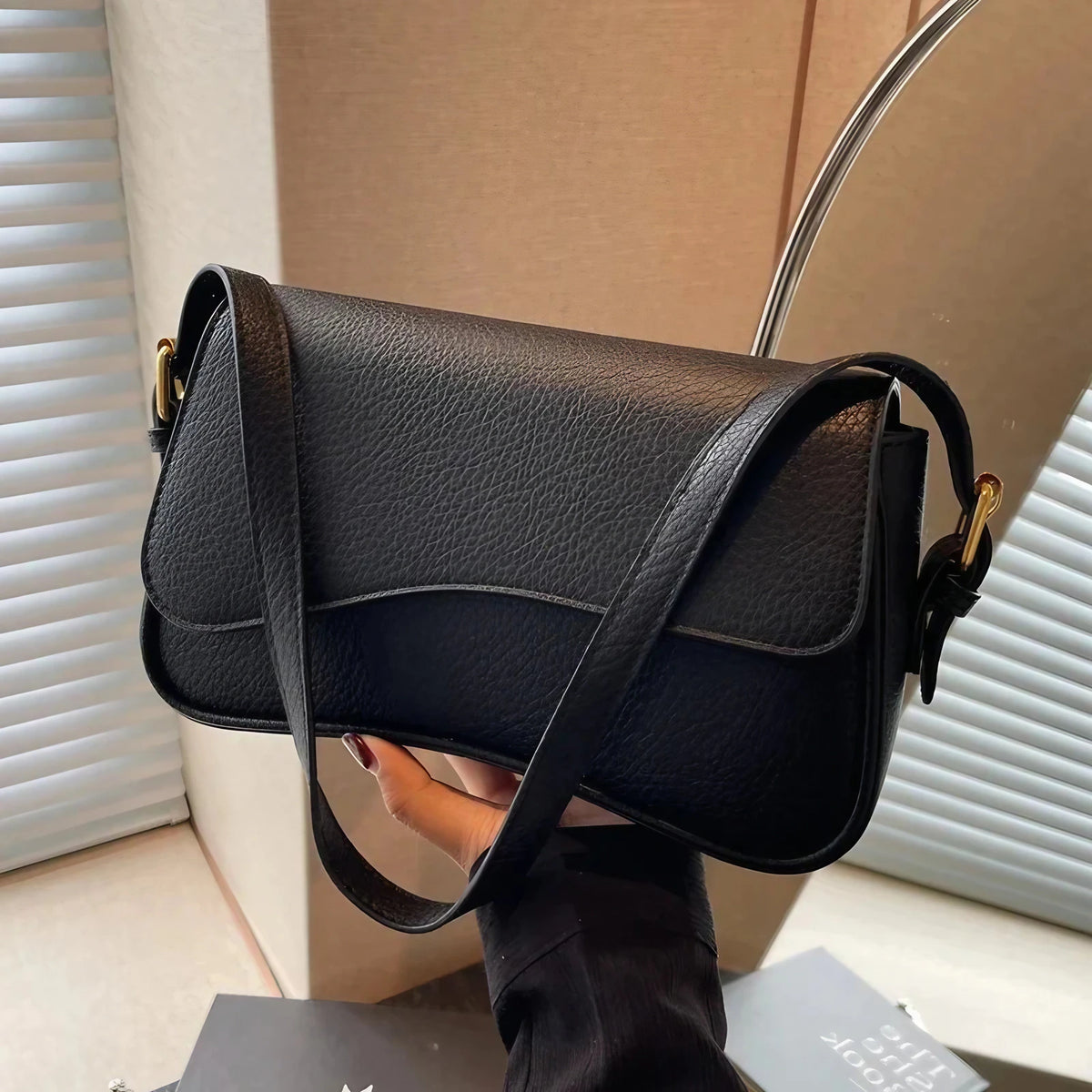 Petit sac noir femme à rabat asymétrique, similicuir