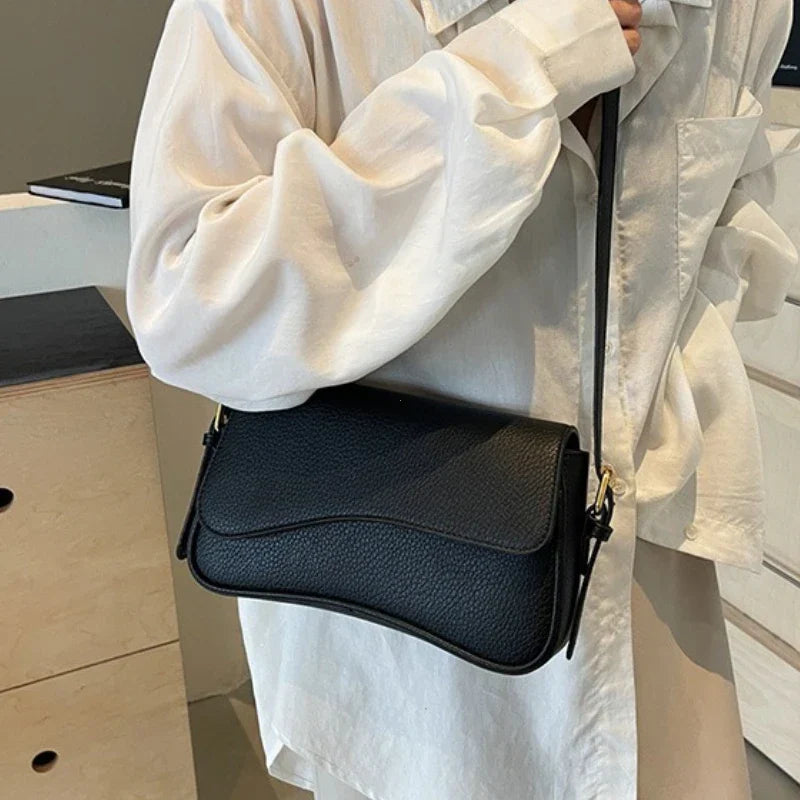 Petit sac noir femme à rabat asymétrique, similicuir