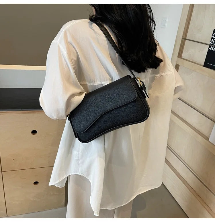 Petit sac noir femme à rabat asymétrique, similicuir