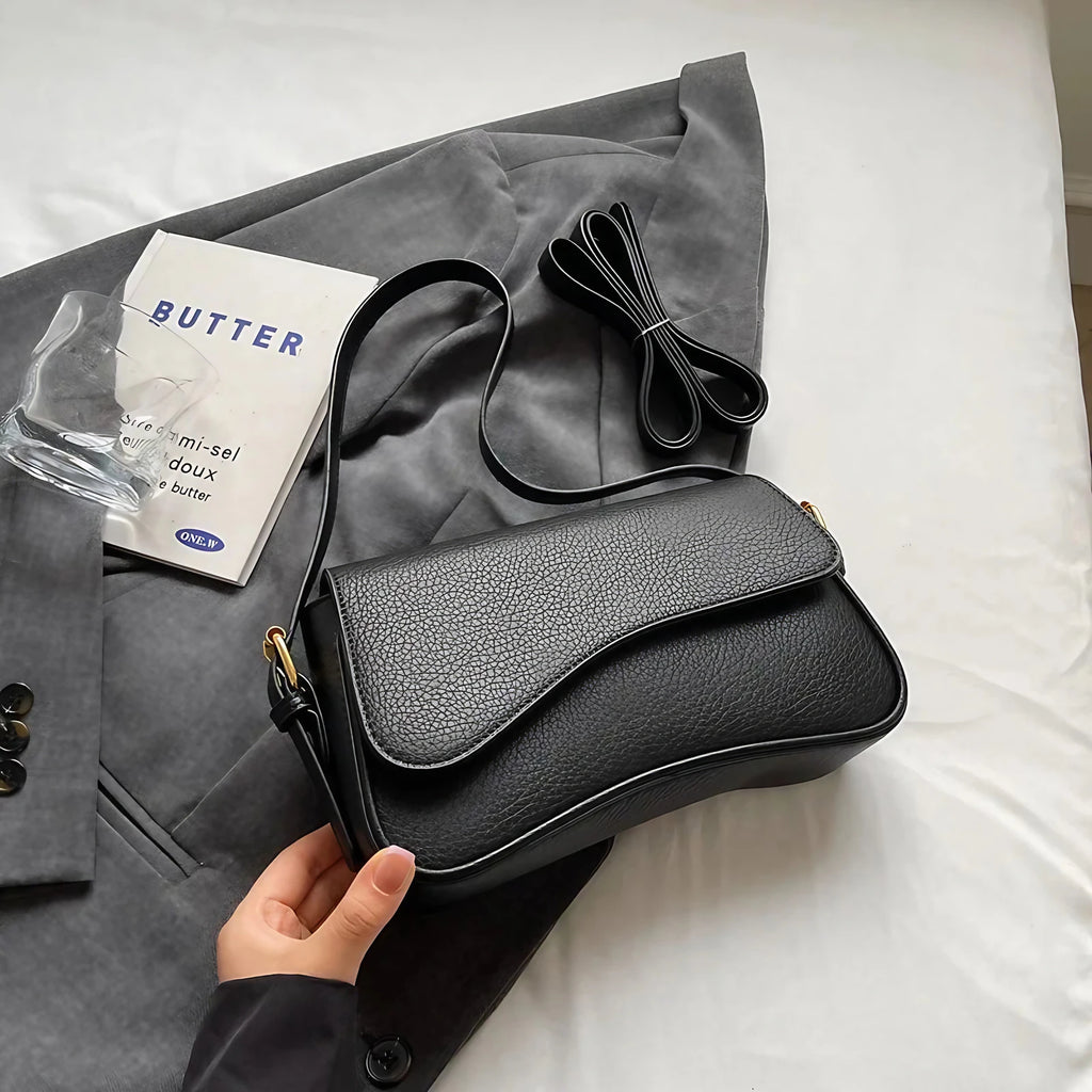 Petit sac noir femme à rabat asymétrique, similicuir, noir