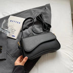 Petit sac noir femme à rabat asymétrique, similicuir, noir