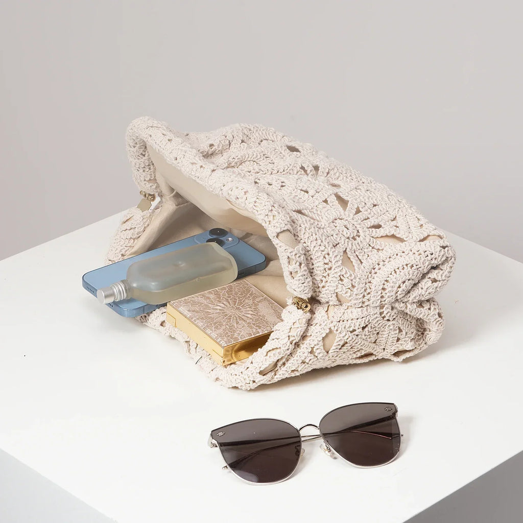 Pochette bohème au crochet, coloris écru, fermoir à clips