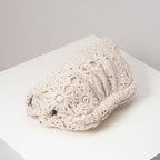 Pochette bohème au crochet, coloris écru, fermoir à clips