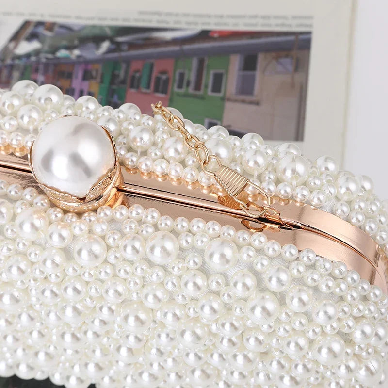 Pochette minaudière à perles nacrées, chaîne amovible