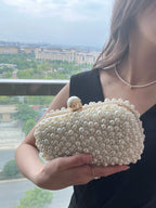 Pochette minaudière à perles nacrées, chaîne amovible