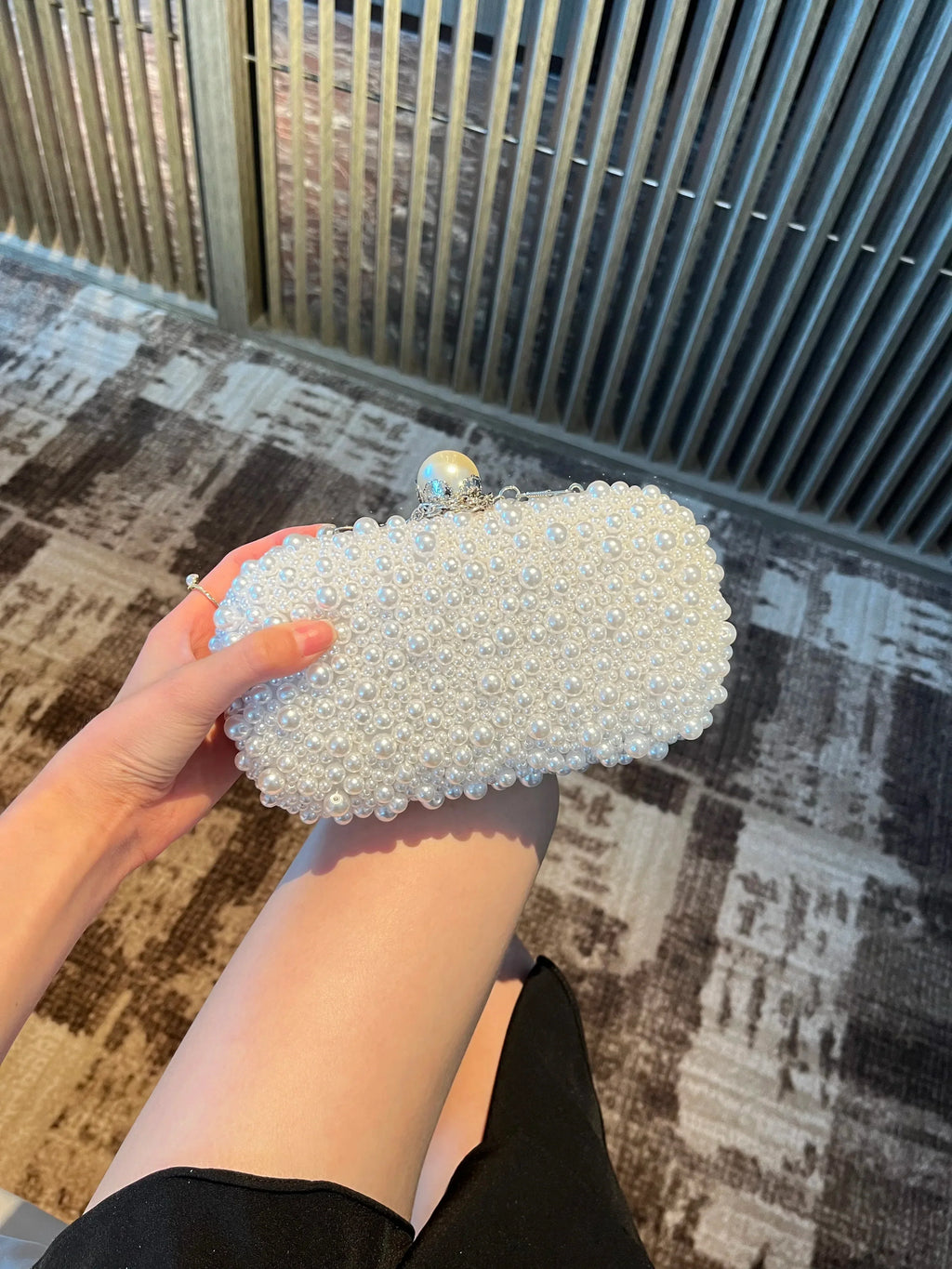 Pochette minaudière à perles nacrées, chaîne amovible