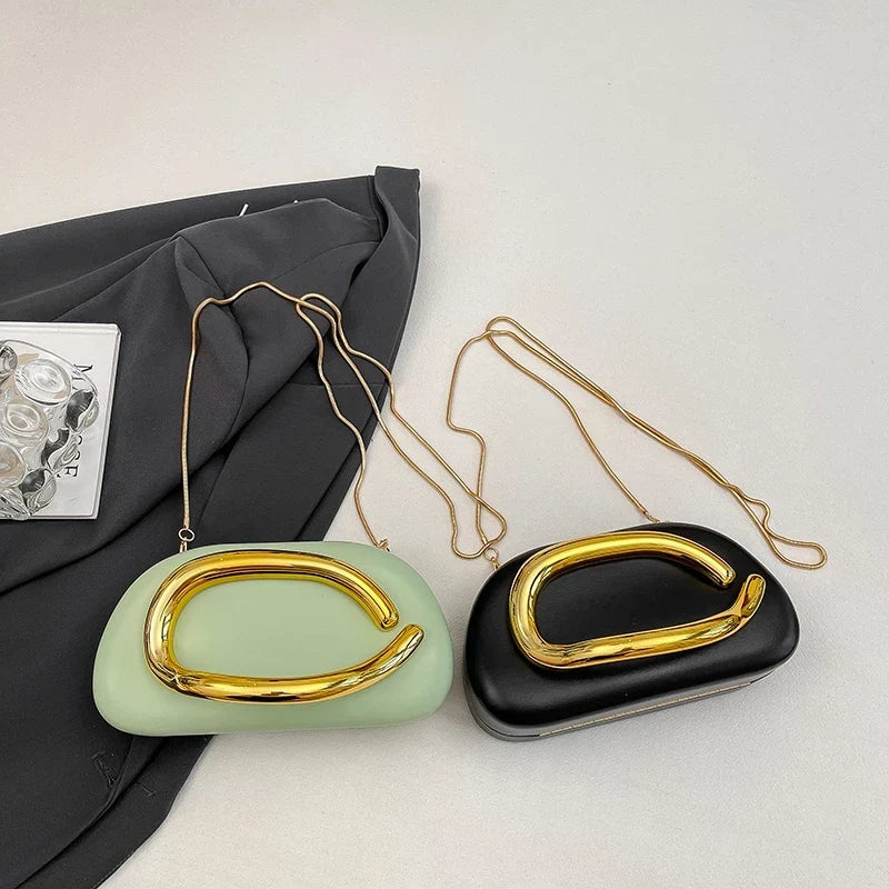 Pochette de soirée femme arrondie, chaîne dorée amovible